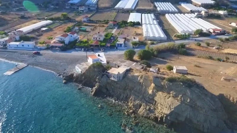 Εικόνες που κόβουν την ανάσα στην Κρήτη: Αυτό το σπίτι…κρέμεται στο γκρεμό (βίντεο)